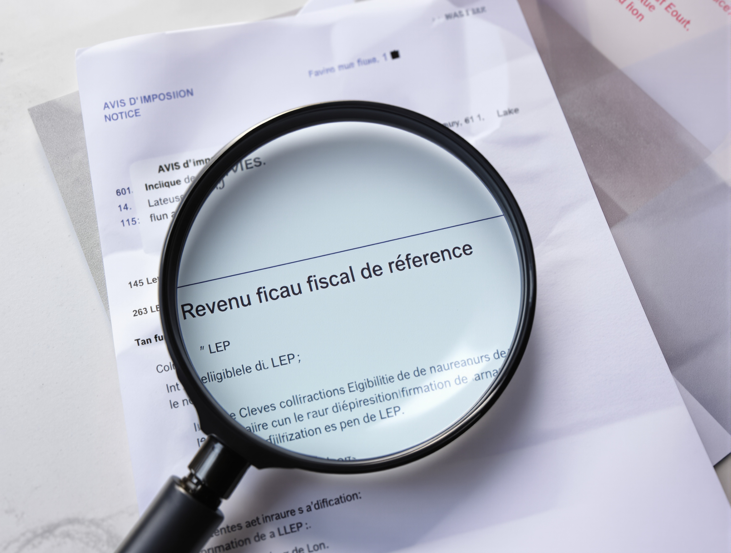 Avis d'imposition français avec loupe sur la ligne Revenu fiscal de référence