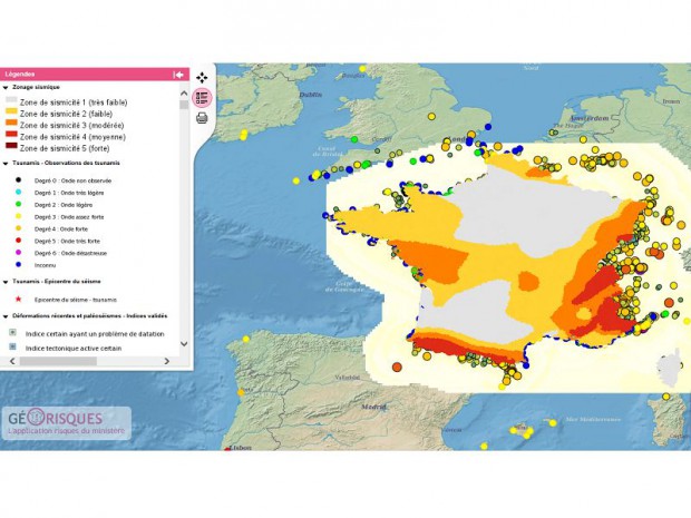 Capture d'écran du site Géorisques montrant une carte avec différentes zones de risques (inondation en bleu, argiles en orange).