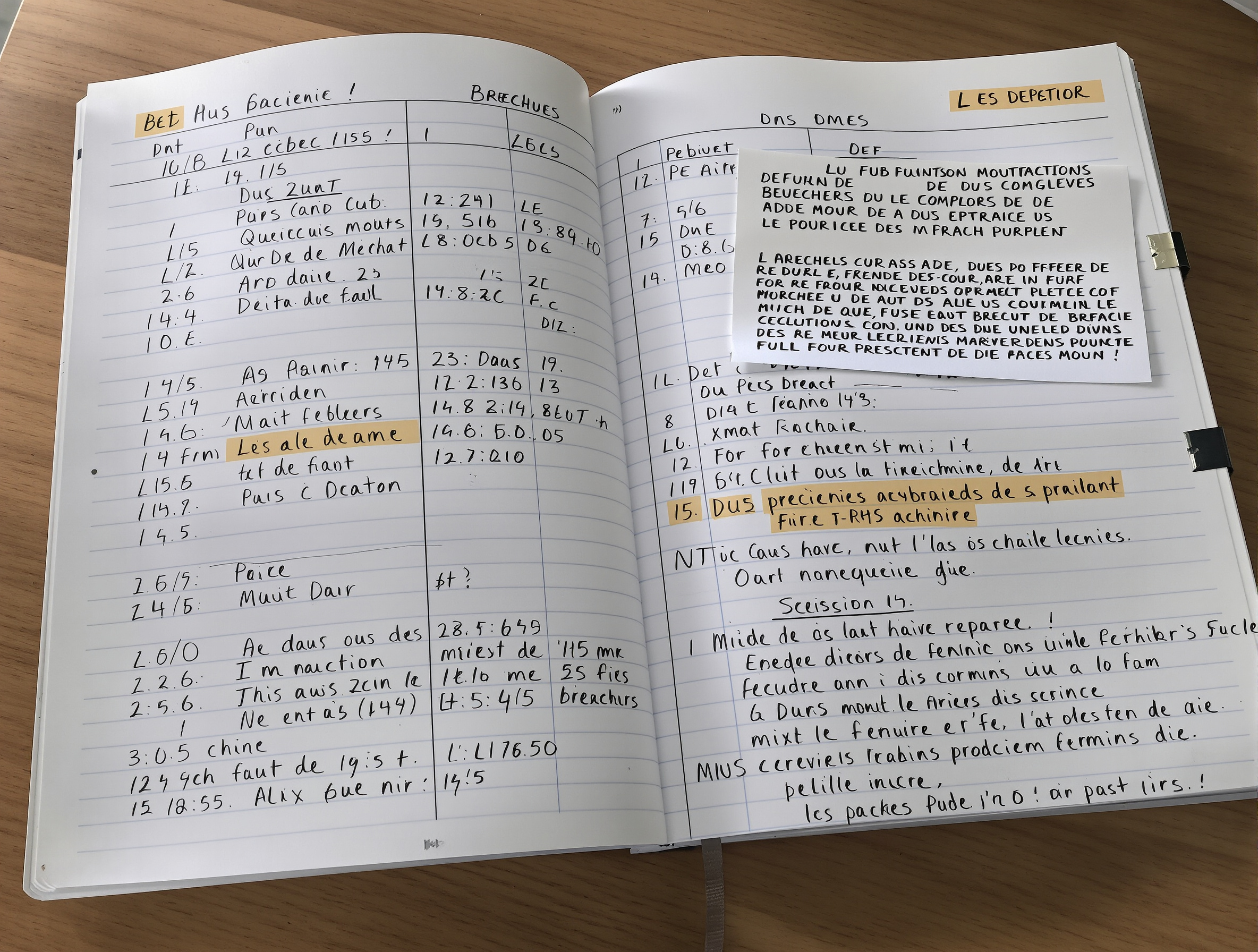 Un carnet ou tableur manuscrit, rempli de dates, incidents et preuves (copies de SMS agrafés), illustrant la rigueur du journal de bord dans la documentation des manquements au jugement JAF.