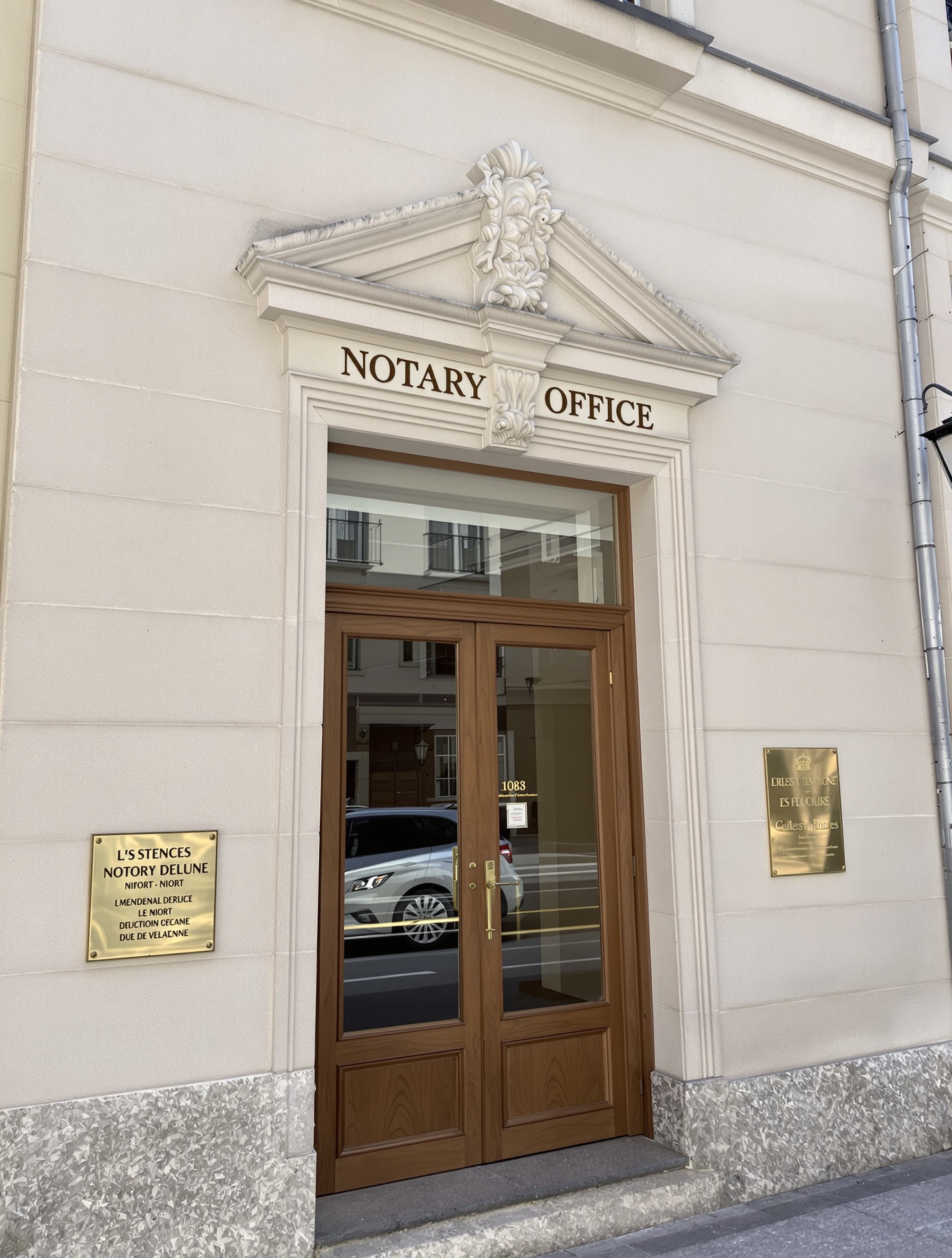 Façade discrète d'une étude notariale typique à Niort, plaque en laiton bien visible