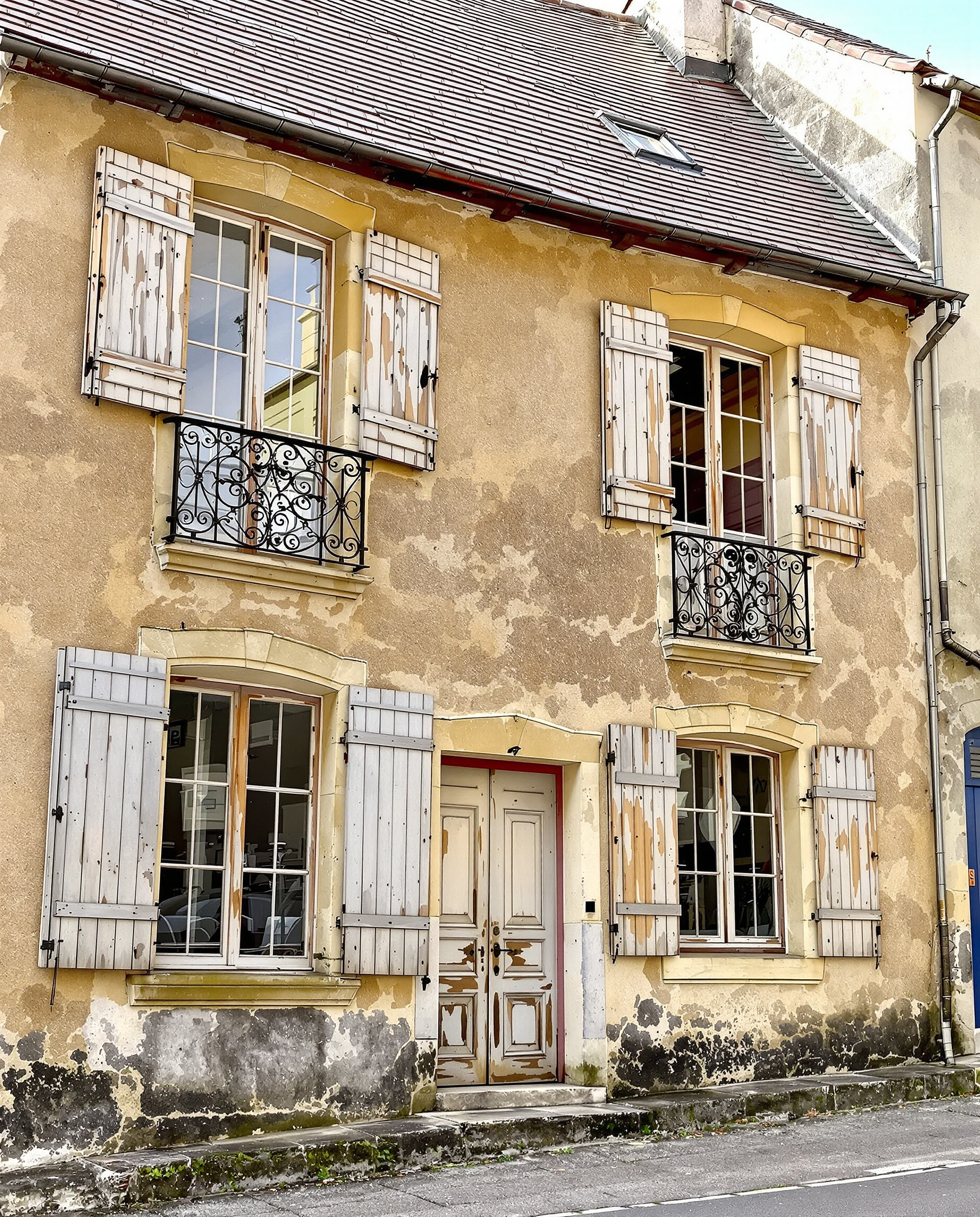 Façade typique d'une maison de caractère à Blois montrant son charme ancien... et quelques signes discrets de vieillissement.