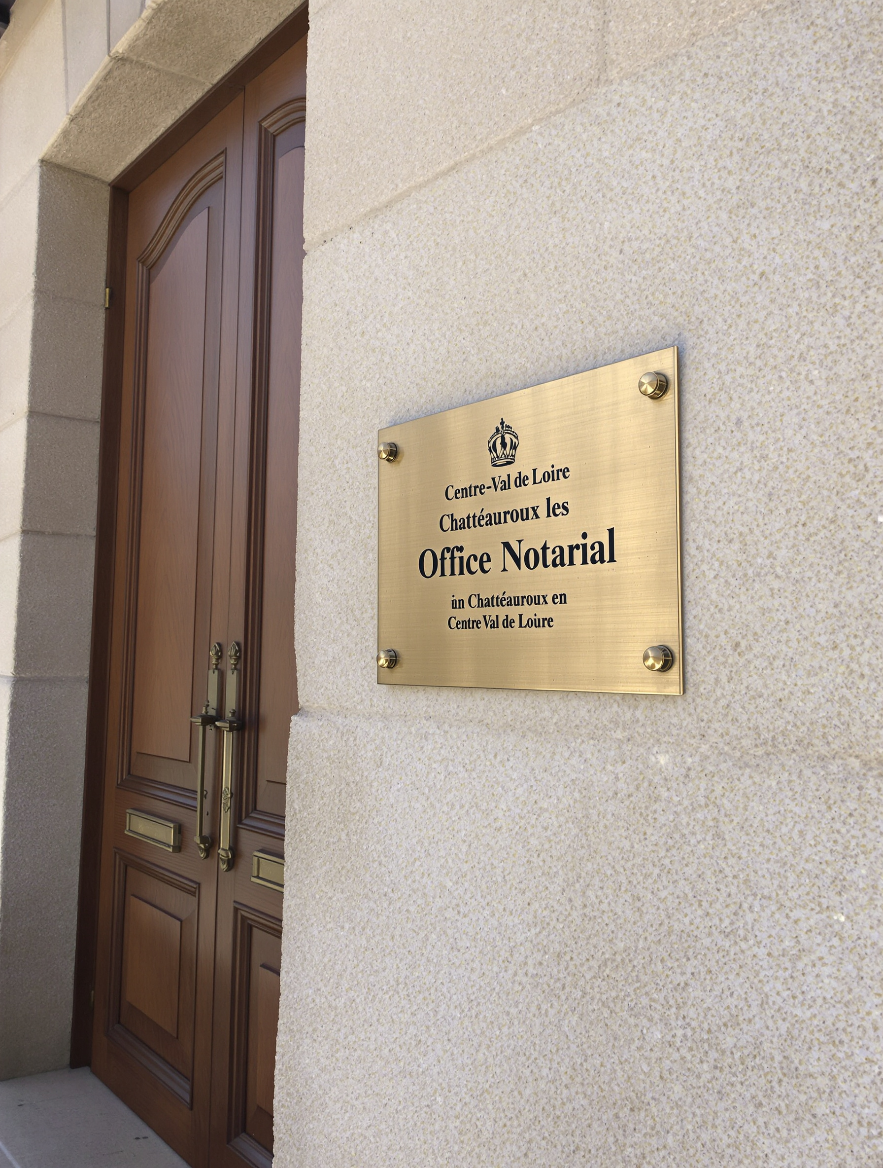 Façade d'un office notarial typique à Châteauroux, plaque laiton et ambiance vieille France