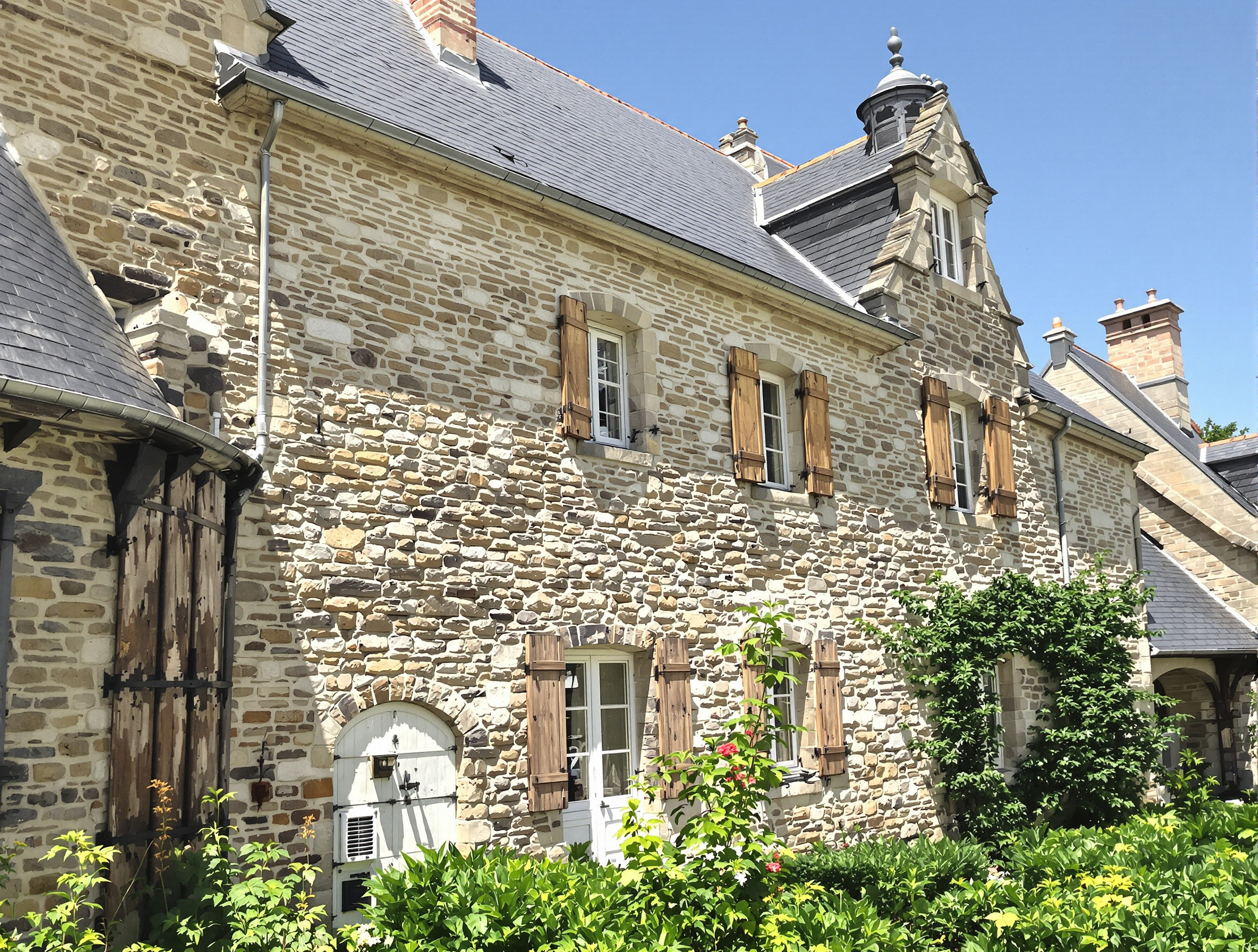 Authentique fermette sarthoise en pierre avec dépendances