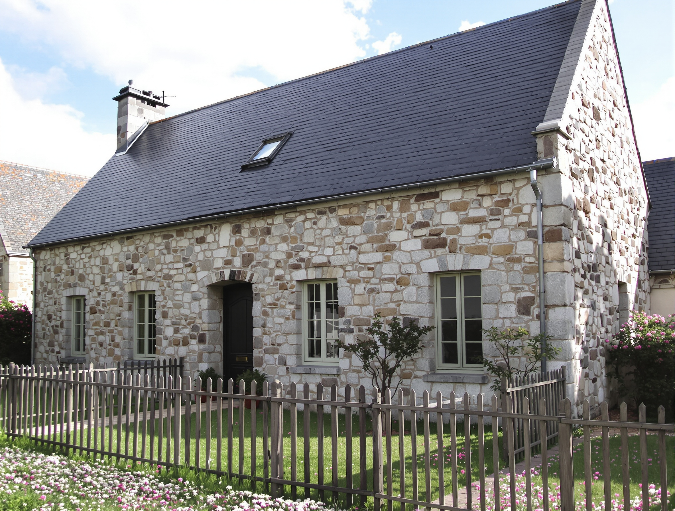 maison ardennaise typique en pierre avec toit ardoise et jardin