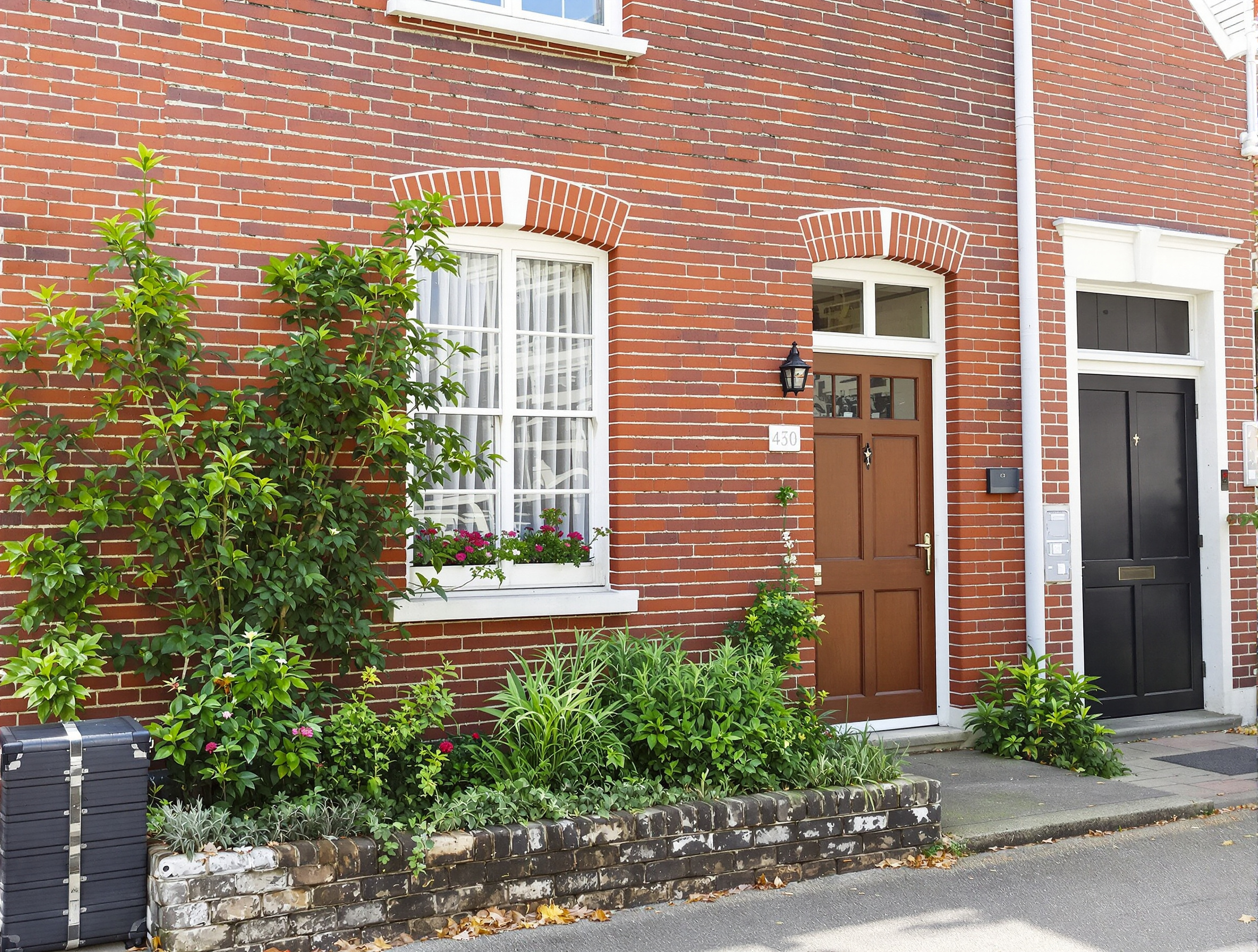 Petite maison de ville typique en briques rouges avec jardinet au Havre