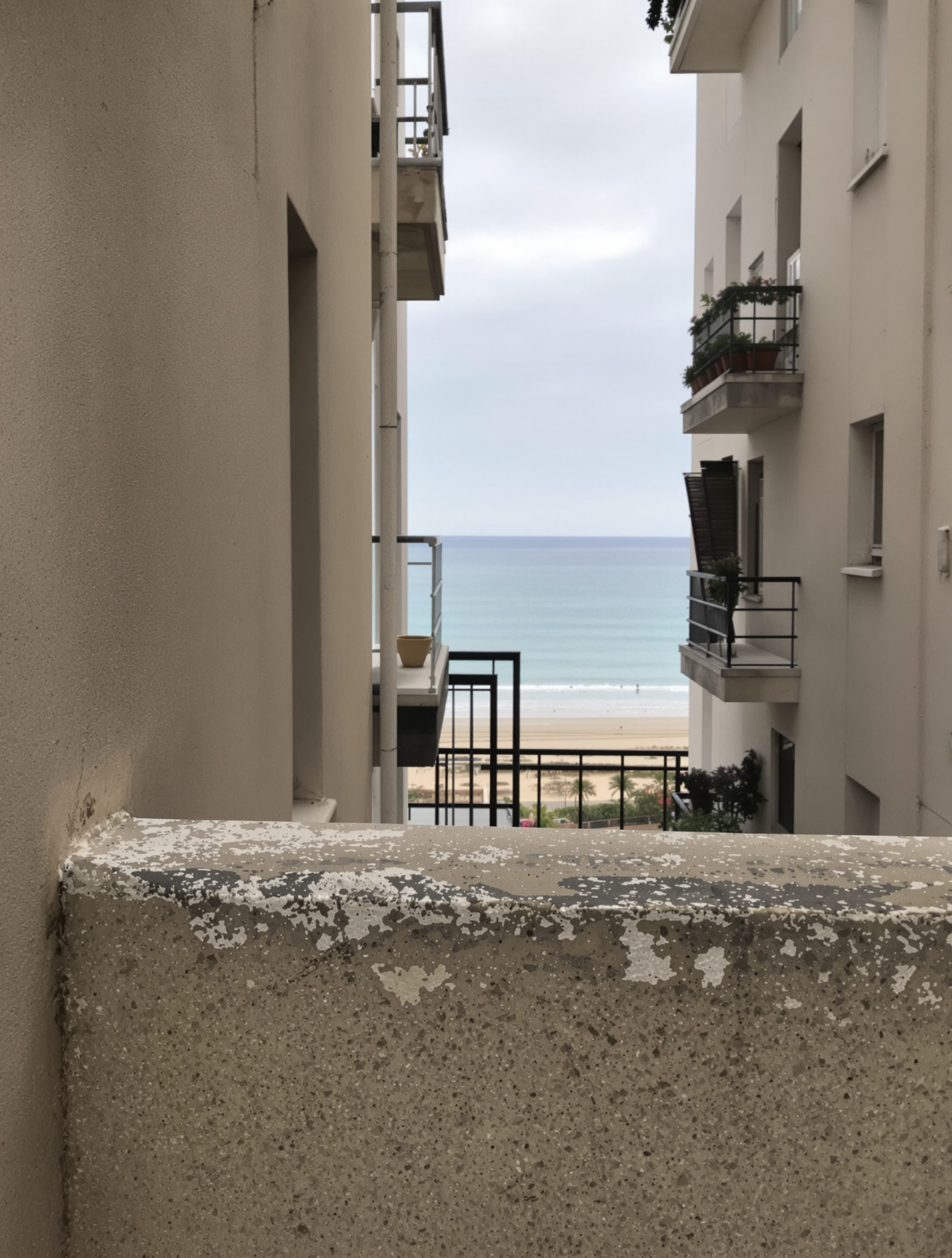Vue depuis un balcon à Villers-sur-Mer illustrant une 'échappée mer' modeste