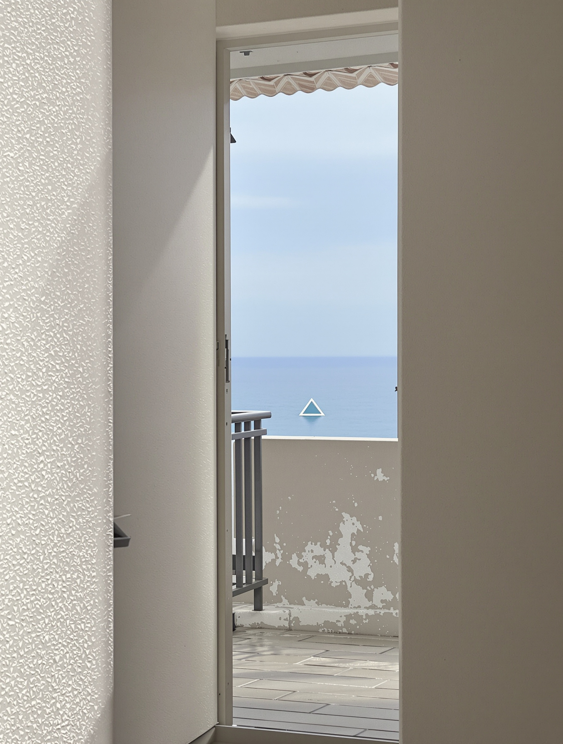 Exemple typique d'une 'vue mer' décevante dans une annonce immobilière à Gruissan : simple triangle bleu coincé entre deux toits.